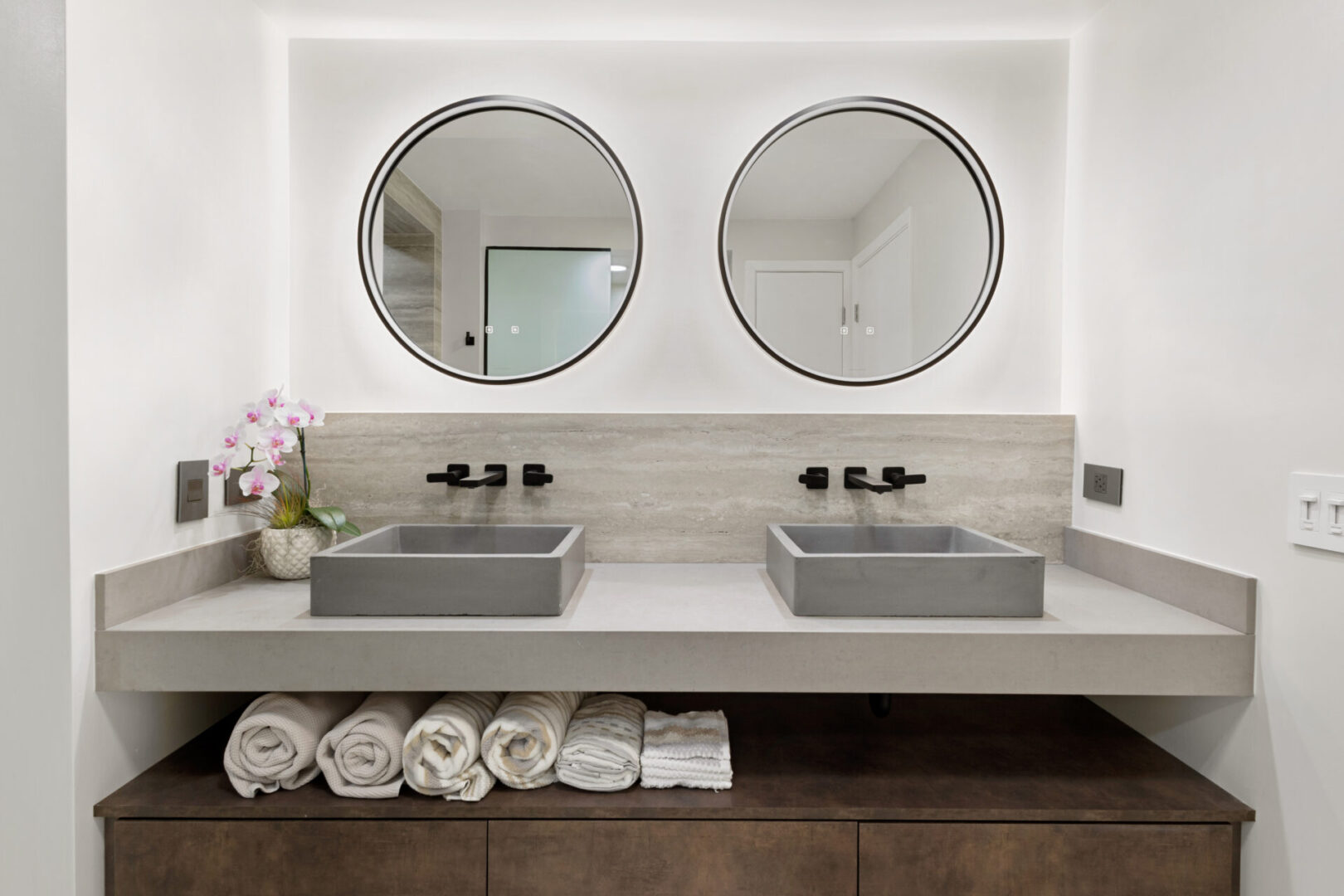 A bathroom with two sinks and mirrors in it